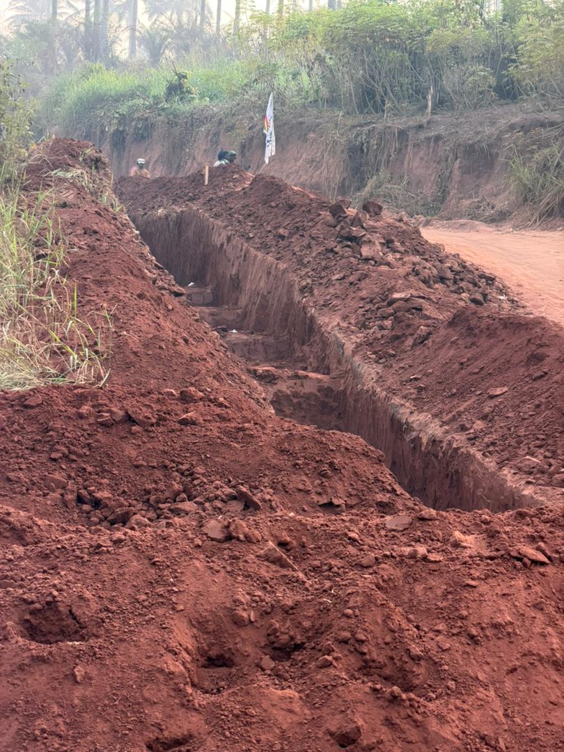 Travaux d'assainissement et tranchée le long de la route de Kikoti